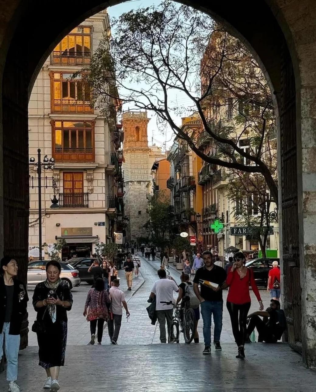 Mirador 1 Del Mercado Central - Habitacion Con Bano Privado En El Centro De La Ciudad Vella Valenza Esterno foto